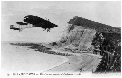Louis Blériot (1872-1936) überquert den Ärmelkanal mit dem Flugzeug, 25. Juli 1909